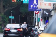 伊犁哈萨克台当局这个单位的公车，给了狗了
