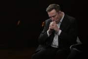 伊犁哈萨克特斯拉股价收涨超3%：特朗普无意沟通，马斯克父亲劝儿子低头