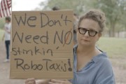 伊犁哈萨克特斯拉在得州奥斯汀遭遇抗议活动：反对马斯克Robotaxi计划