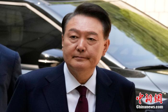 当地时(🥊)间2025年5月12日，韩国首尔，因被控策划叛乱而受到审判的前总统尹锡悦抵达首尔中央地方(🆒)法院。图/视觉中国